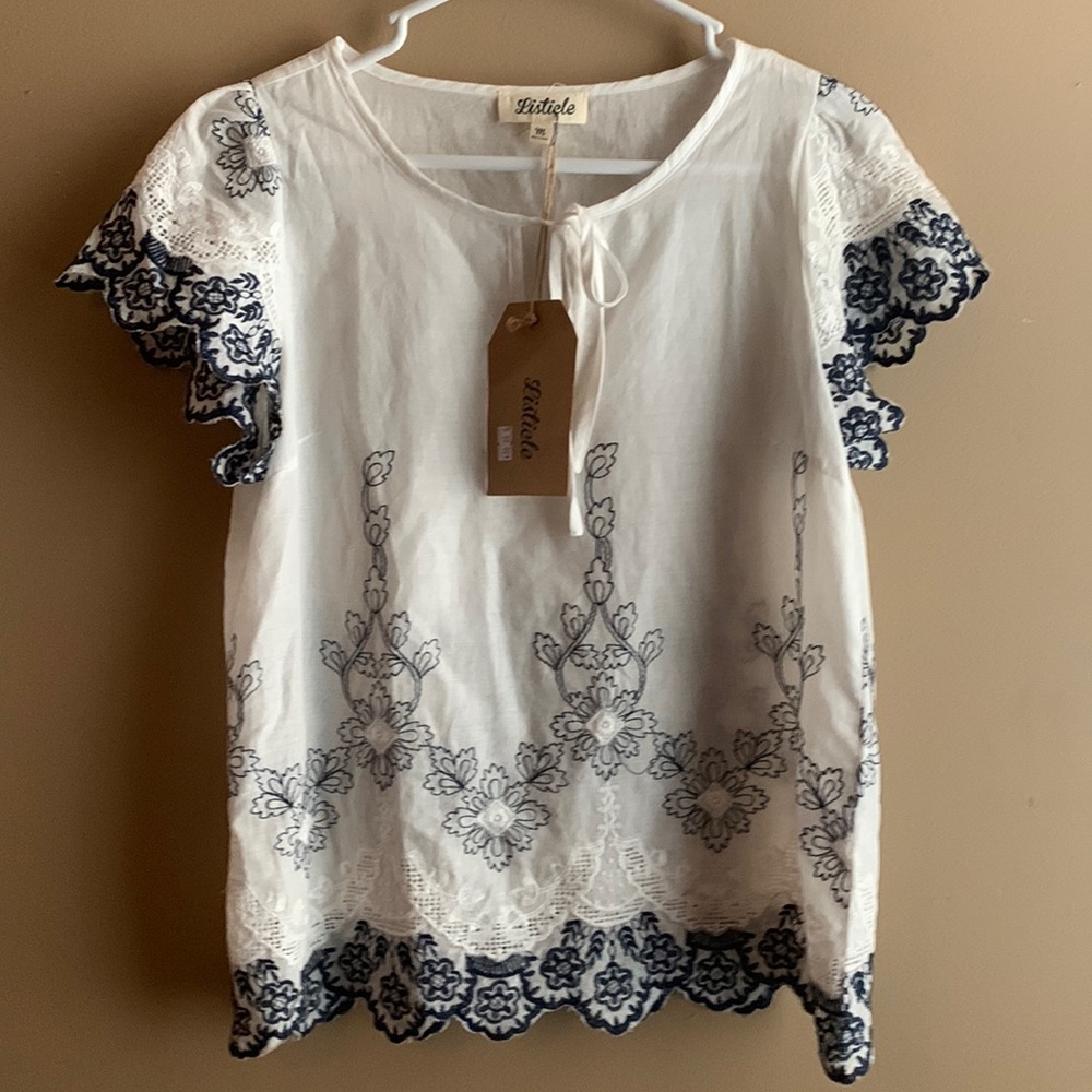 Adorable women’s top and n a size medium